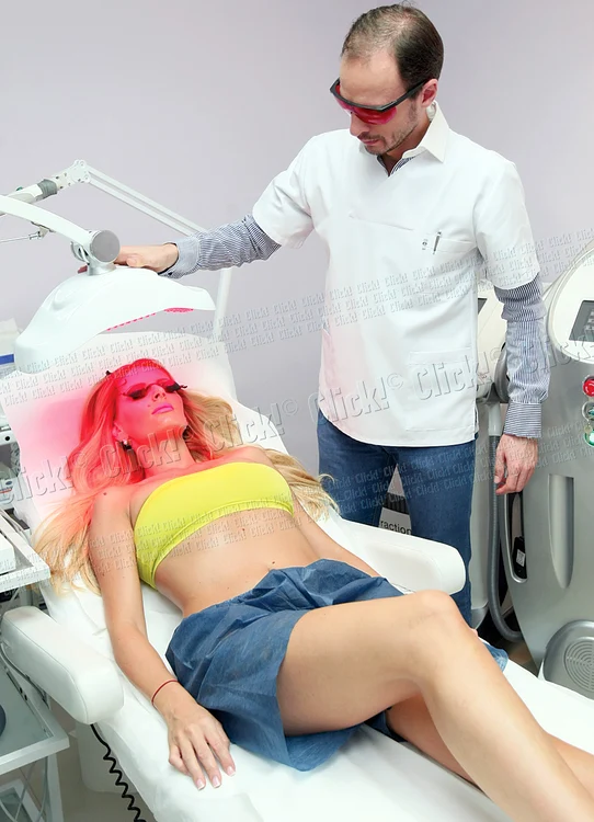 Andreea face tratament pe faţă, pe abdomen şi pe coapse (Fotografii: Dorin Constanda)