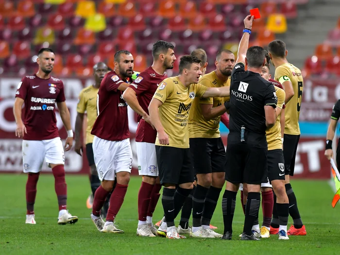 Jucătorii lui FC Voluntari protestează după eliminarea lui CostinFoto: sportpictures.eu