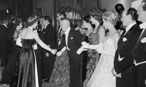 Regina Elisabeta a II a la Royal Film Performance at the Empire in Leicester Square, London 1952 GettyImages 568964095 jpg