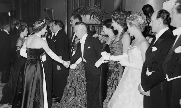 Regina Elisabeta a II a la Royal Film Performance at the Empire in Leicester Square, London 1952   GettyImages 568964095 jpg