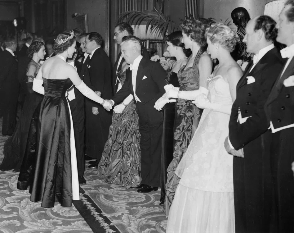 Regina Elisabeta a II a la Royal Film Performance at the Empire in Leicester Square, London 1952 GettyImages 568964095 jpg
