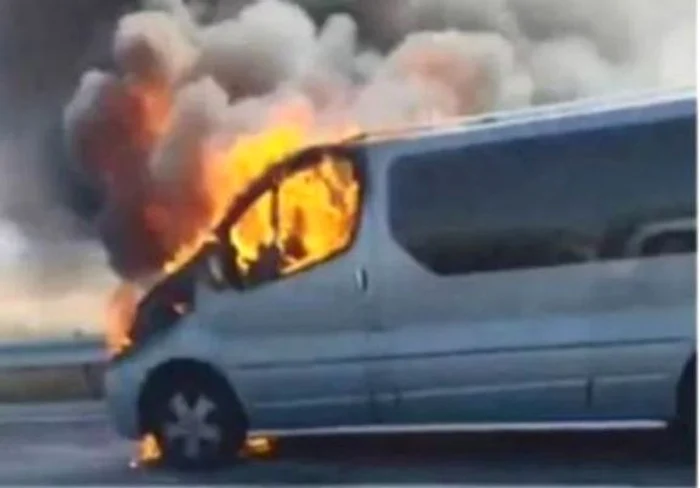 
    Un microbuz a ars în întregime pe autostrada București-Pitești (imagine de arhivă)foto: captură/YouTube  