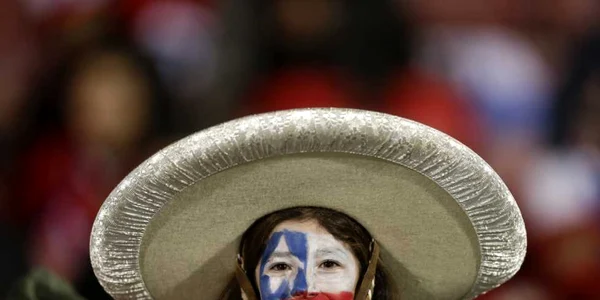 Un fan chilian este fotografiat la Cupa Americii înainte de începerea meciului dintre Chile şi Mexic. FOTO AP