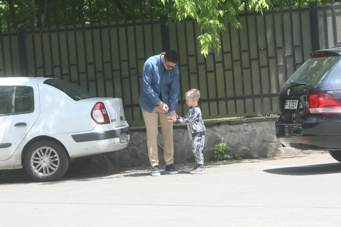 Fostul fotbalist i-a şters pe copii pe mâini