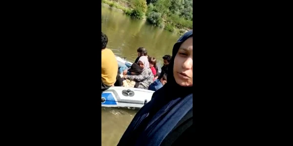 migranti blocati pe o insula / Foto captura video / Twitter