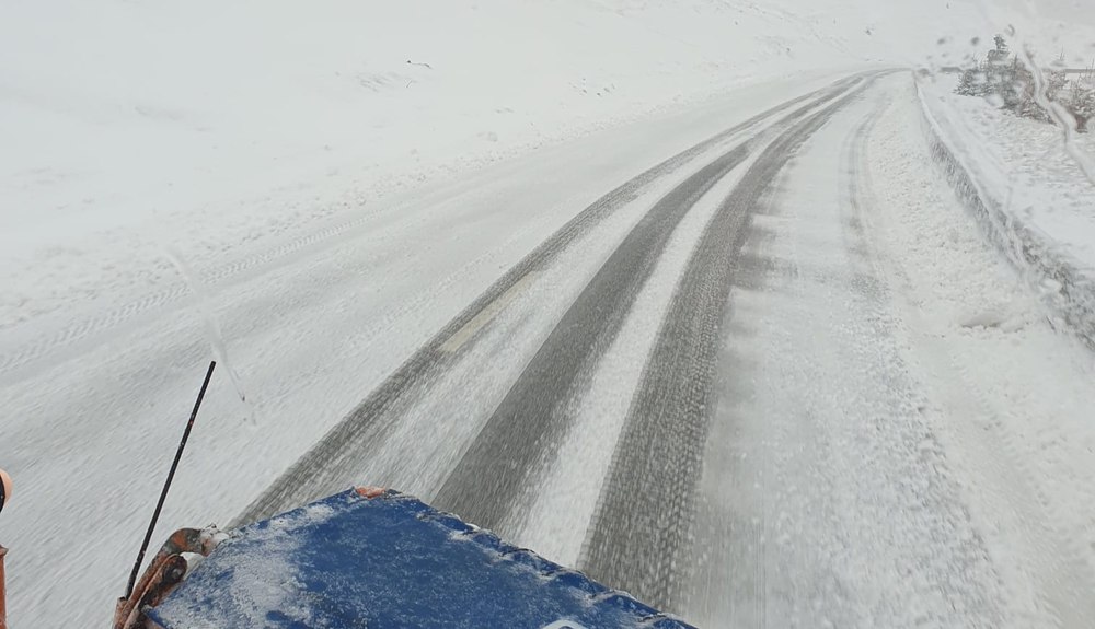 Ninsoare pe Transalpina. La Rânca s-a depus primul strat de zăpadă din acest sezon VIDEO