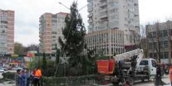 Bradul din Zalău a fost împodobit cu aceleaşi ornamente ca anul trecut