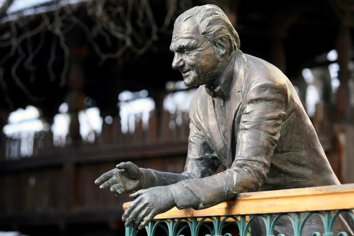 Statuia lui Ion Augustin Nicolae Ratiu (6 iunie 1917 - 17 ianuarie 2000), din curtea Centrului Raţiu pentru Democratie, în Turda. Foto Mediafax