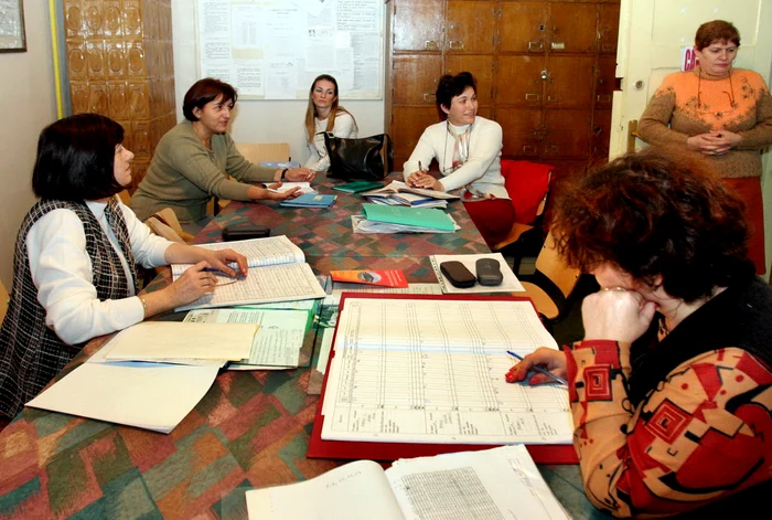 Profesorii speră să îşi recupereze banii