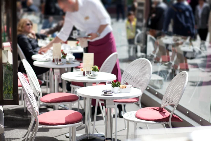 Dacă numărul îmbolnăvirilor va continua să scadă, terasele s-ar putea redeschide la 1iuniefoto: Shutterstock