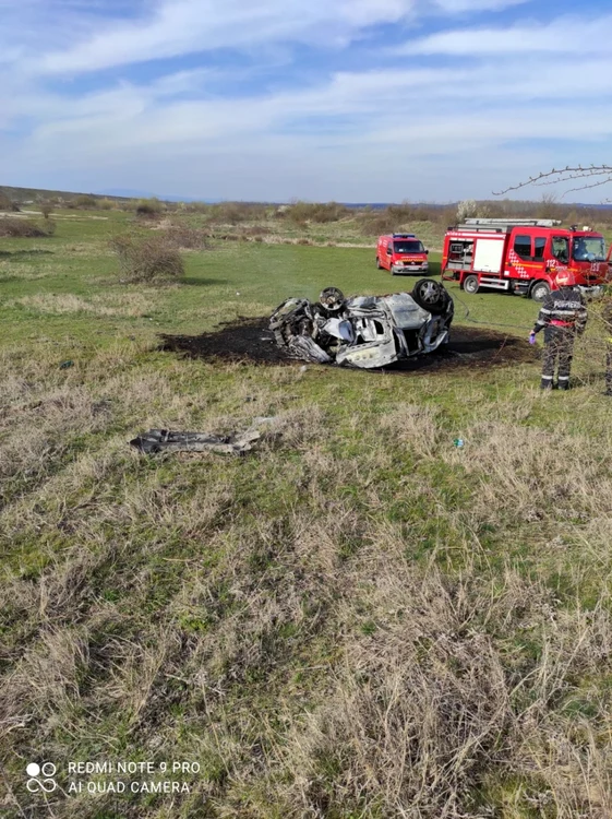 O maşină a căzut în gol de la 30 de metri de pe un dig al Oltului în Vâlcea şi a luat foc - şoferul a supravieţuit Foto Adevărul