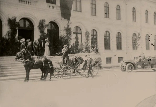 Sosirea Regelui Carol I la inaugurarea Muzeului Antipa din 24 mai 1908 (foto: Muzeul Naţional de Istorie Naturală „Grigore Antipa”)