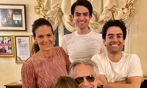 Andrea Bocelli are alături o soție iubitoare și trei copii jpeg