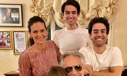 Andrea Bocelli are alături o soție iubitoare și trei copii jpeg