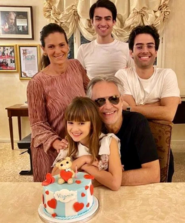 Andrea Bocelli are alături o soție iubitoare și trei copii