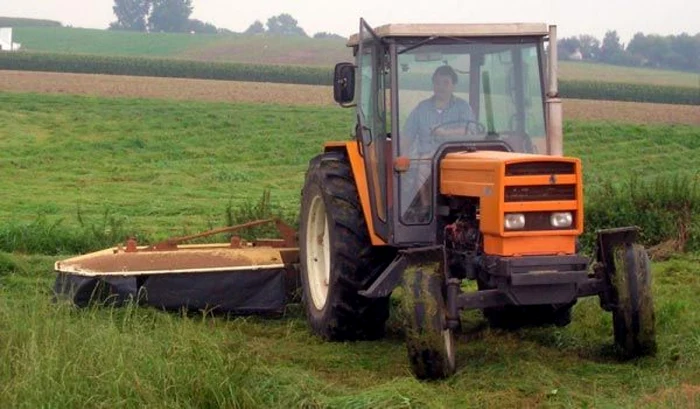 foto fermier în utilaj agricol