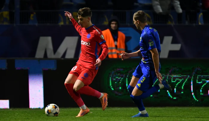 Alexandru Stoian (roșu) a marcat chiar de ziua lui (FOTO: Sportpictures)