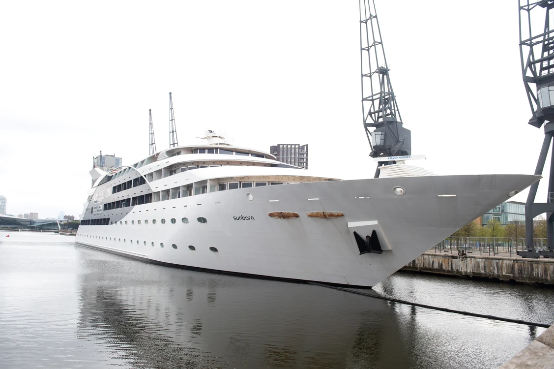 Iahtul Sunborn London este ancorat permanent în Royal Victoria Dock