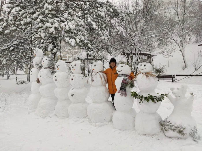 Omuleții de zăpadă pe Faleza Dunării FOTO: Nina Alexandru