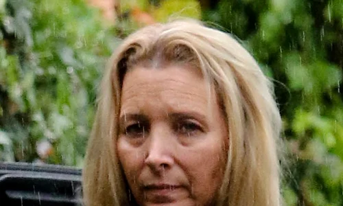 Lisa Kudrow Wearing No Make Up On A Rainy Day In Los Angeles  jpeg