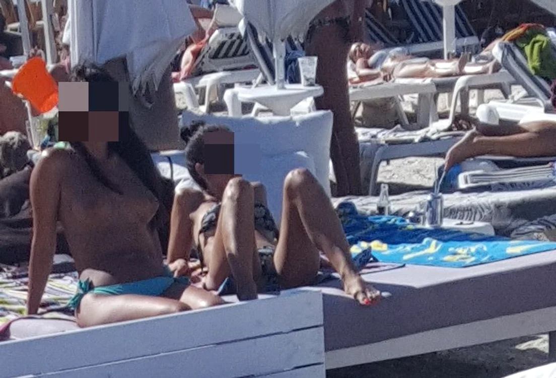 Fetele au renunțat la sutien pe plaja din Mamaia