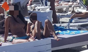 Fetele au renunțat la sutien pe plaja din Mamaia jpeg