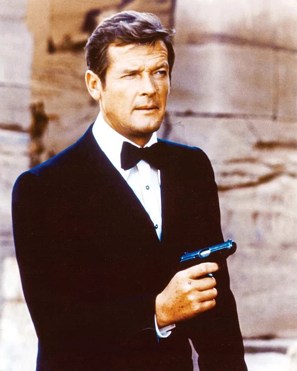 Roger Moore (14 octombrie  1927-23 mai  2017) a insistat să se vopsească pentru a masca părul alb