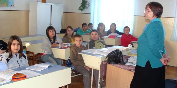 Elevii din două clase arădene stau de mâine acasă din cauza gripei porcine