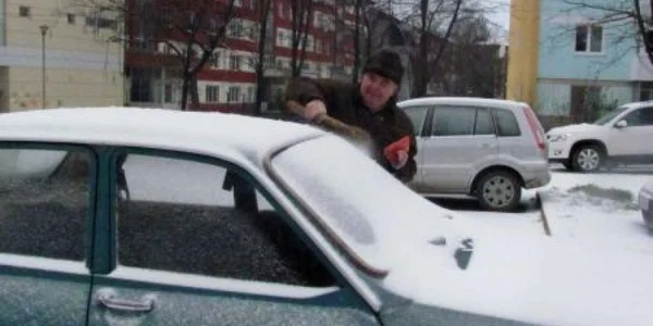 Mulți locuitori ai orașului și-au început ziua de lucru cu lopețile sau măturile în mână