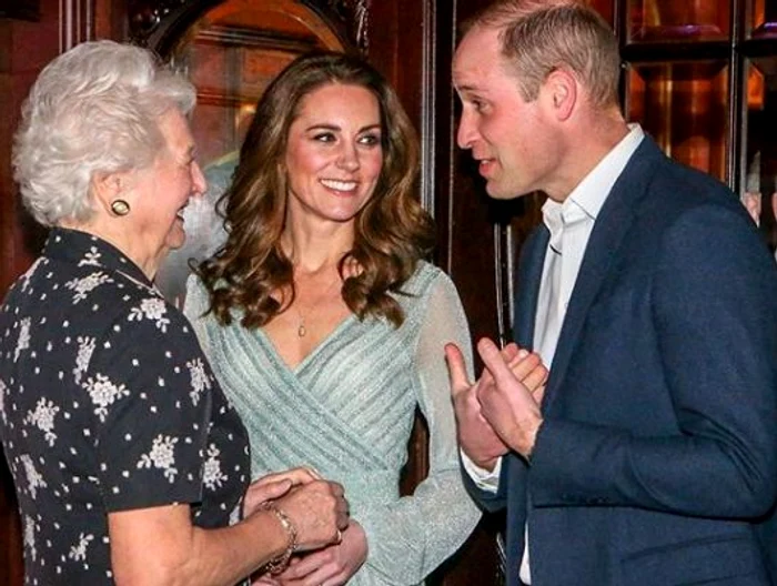 
    Kate și William s-au descurcat de minune să toarne bere în pahareFoto: Getty  