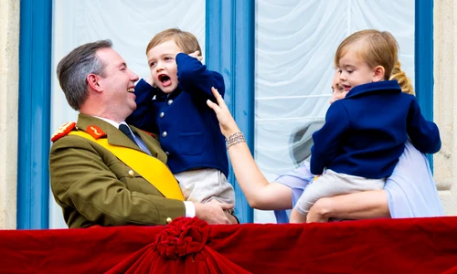 Marele Duce Guillaume, noul Mare Duce de Luxemburg, împreună cu soția sa, Marea Ducesă Stephanie și cei doi fii ai lor, Prințul Charles și Prințul François, Profimedia (3) jpg