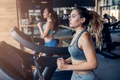 Sala de gimnastica - fitness- sport - tinere care alearga pe bandă FOTO Shutterstock 