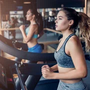 Sala de gimnastica - fitness- sport - tinere care alearga pe bandă FOTO Shutterstock 