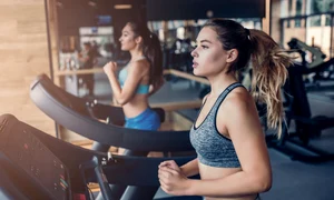 Sala de gimnastica - fitness- sport - tinere care alearga pe bandă FOTO Shutterstock 