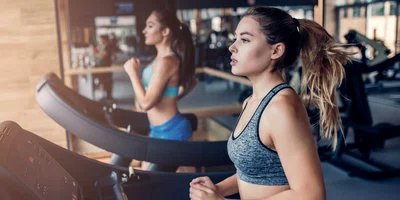 Sala de gimnastica - fitness- sport - tinere care alearga pe bandă FOTO Shutterstock 