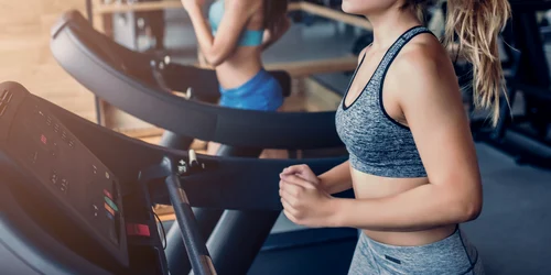 Sala de gimnastica - fitness- sport - tinere care alearga pe bandă FOTO Shutterstock 