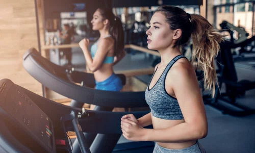 Sala de gimnastica - fitness- sport - tinere care alearga pe bandă FOTO Shutterstock 