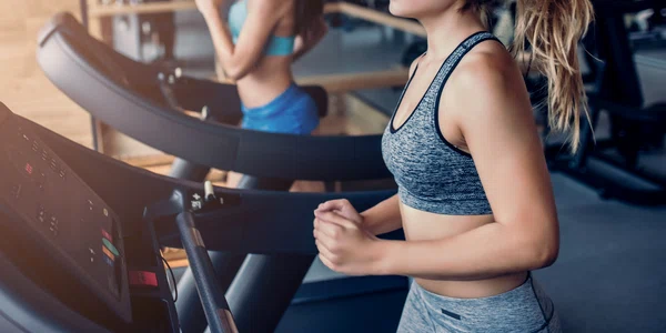 Sala de gimnastica - fitness- sport - tinere care alearga pe bandă FOTO Shutterstock