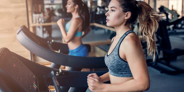 Sala de gimnastica - fitness- sport - tinere care alearga pe bandă FOTO Shutterstock 