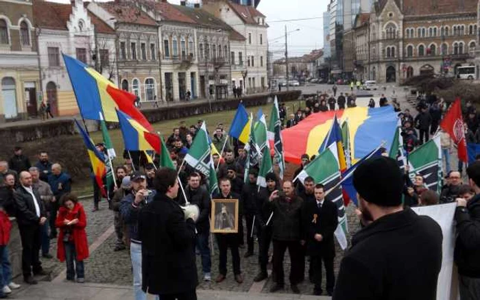 Manifestaţia Asociaţiei "Noua Dreaptă" a început în Piaţa Mihai Viteazul. FOTO: Remus Florescu