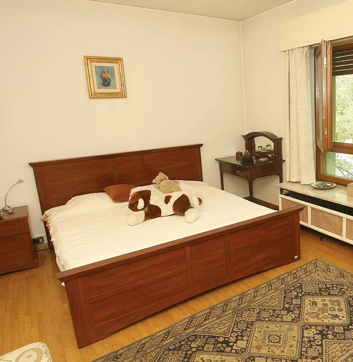 Aşa arată unul dintre dormitoarele vilei din PrimăveriiFoto: Sever Gheorghe