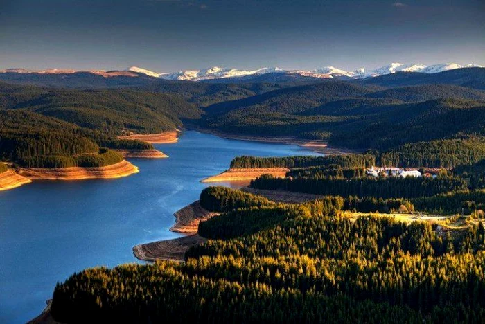 În apropierea Lacului Oașa se află Transalpina.