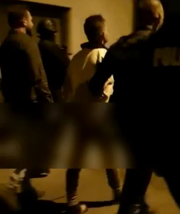 
    Traficantul de droguri a fost prins de polițiști, încătușat și dus la penitenciar  