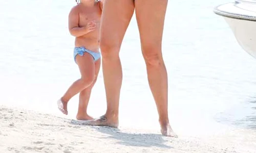 2017: La plajă, împreună cu fiica ei, Sophia jpeg
