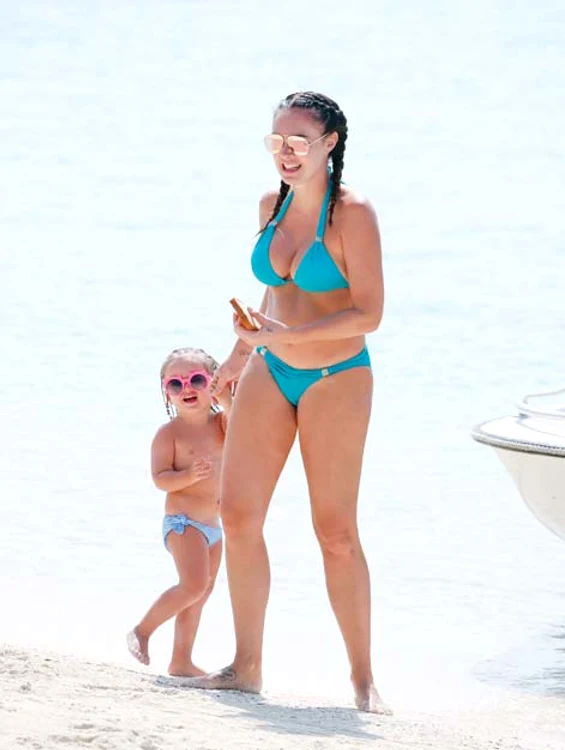 2017: La plajă,  împreună cu  fiica ei, Sophia 
