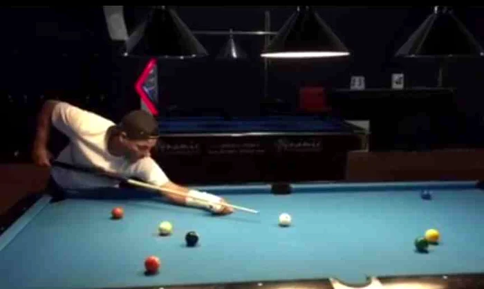 Augustin Viziru joacă biliard cu mâna bandajatăfoto: captură video