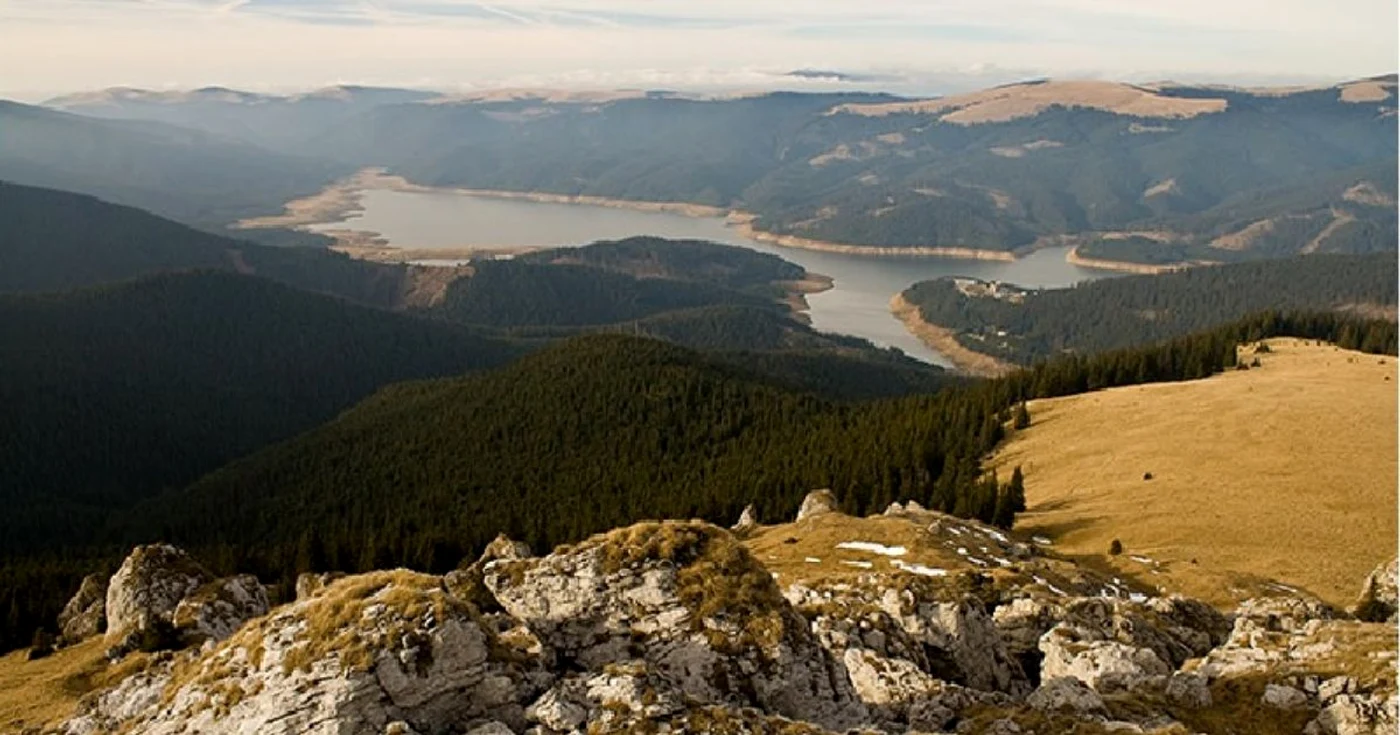 Vedere asupra Lacului Vidra - Vâlcea din zona Fratoşteanu Foto Miscellanea