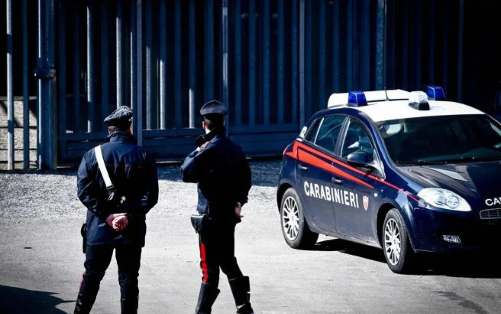Român cercetat în Italia după ce a atacat cu toporul o secție de Carabinieri. A distrus interfonul și defibrilatorul