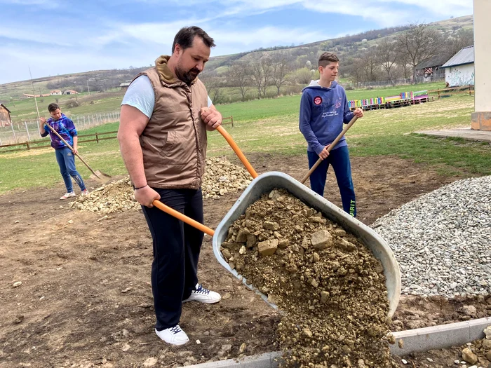 Profesorul și elevii săi au muncit cot la cot cu muncitorii FOTO arhiva personală