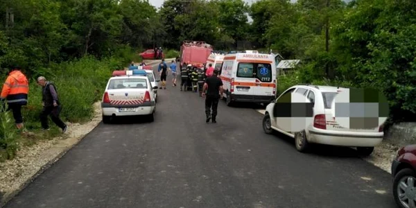 Accident straniu într-un sat din Vâlcea - o maşină cu trei pasageri printre care şi un copil a plonjat într-un lac Foto Adevărul